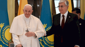 الرئيس الكازخستاني قاسم جومارت كيميلوفيتش توكايف مستقبلاً البابا فرنسيس