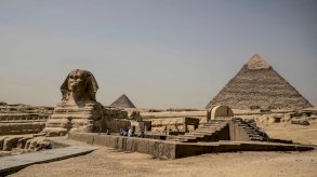 أهرامات الجيزة وتمثال أبو الهول في الضواحي الجنوبية الغربية للعاصمة المصرية القاهرة