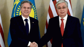 وزير الخارجية الأميركي أنطوني بلينكين مع رئيس كازاخستان قاسم جومارت توكاييف في القصر الرئاسي في أستانا. 28 شباط\ فبراير 2023