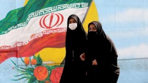 امرأتان في أحد شوارع طهران