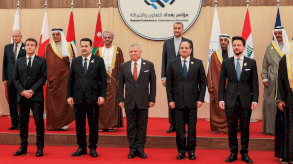 (من الأمام من اليسار إلى اليمين) الرئيس الفرنسي إيمانويل ماكرون، ورئيس الوزراء العراقي محمد شياع السوداني، والعاهل الأردني الملك عبد الله، والرئيس المصري عبد الفتاح السيسي، وولي العهد الأردني الأمير حسين؛ جنبا إلى جنب مع وزير الخارجية الإيراني حسين أمير عبد اللهيان (الرابع إلى اليسار) وشخصيات أخرى في صورة عائلية في بداية 