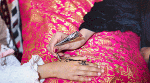 فن الحنّاء هو تقليد قديم لا يزال يحظى بشعبية بين النساء في الشرق الأوسط وشبه القارة الهندية. الحنّاء صبغة عشبية تستخدم للوشم المؤقت(واس)