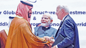 رئيس الوزراء الهندي ناريندرا مودي يتوسط ولي العهد السعودي ورئيس الوزراء محمد بن سلمان (يسار) والرئيس الأميركي جو بايدن بعد الكشف عن مشروع الممر الاقتصادي بين الهند والشرق الأوسط وأوروبا