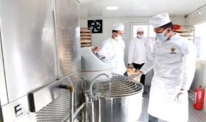 جانب من وحدة متنقلة لاعداد الطعام في بلدة تحناوت 