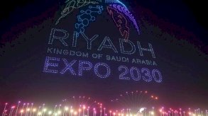 يتم تنفيذ عرض ضوئي تم إنشاؤه باستخدام طائرات بدون طيار بعد فوز الرياض بحق استضافة معرض إكسبو العالمي 2030 في مركز الملك عبد الله المالي في الرياض، في 28 نوفمبر 2023