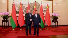 صورة نشرتها الخدمة الصحفية الرئاسية البيلاروسية في 4 ديسمبر 2023 لاجتماع رئيس بيلاروسيا ألكسندر لوكاشينكو مع الرئيس الصيني شي جين بينغ في بكين