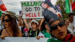 متظاهرة تحمل لافتة خلال تظاهرة مناهضة للجمهورية الإسلامية في إيران في باريس في 16 أيلول/سبتمبر في الذكرى الأولى لوفاة الشابة مهسا أميني