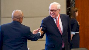 نائب وزير الخارجية الروسي سيرغي ريابكوف يصافح أحد الحاضرين في أول اجتماع مبعوثي ونواب مبعوثي دول مجموعة 