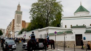 مسجد باريس يتدخل بعد حادثة المدير الذي تشاجر مع طالبة لنزع حجابها