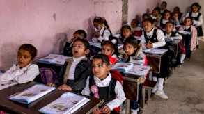 مدارس مكتظة ومنهكة في قطاع تعليمي يفتقد التمويل في العراق
