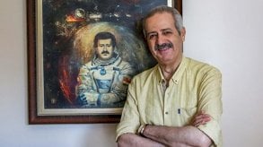 من هو رائد الفضاء محمد فارس الذي أبقاه الأسد 9 سنوات بلا عمل؟