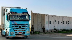 شاحنة تحمل مساعدات إنسانية تتحرك على الجانب الإسرائيلي من معبر كرم أبو سالم الحدودي مع جنوب قطاع غزة 