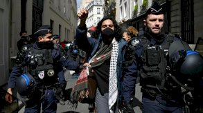 عناصر من الشرطة الفرنسية يقتادون أحد المعتصمين تضامنا مع الفلسطينيين في معهد العلوم السياسية في باريس في الثالث من أيار (مايو) 2024 