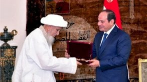 من هو سلطان البهرة الذي شارك في افتتاح مسجد السيدة زينب بالقاهرة؟