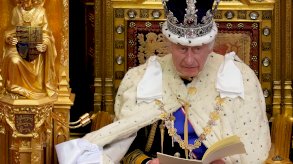 الملك تشارلز الثالث خلال افتتاح دورة البرلمان العام 2013 