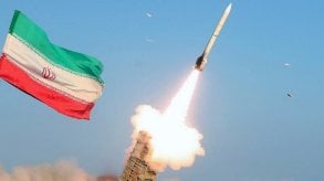 إيران تكشف عن سلاح جديد في وجه واشنطن وتتوعد بضرب القواعد الأميركية