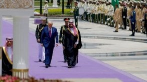 ليس أحمر.. لماذا اختارت السعودية السجاد البنفسجي لاستقبال ترامب؟