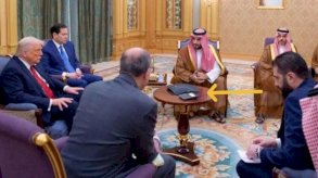 جهاز أسود في لقاء ترامب والشرع وولي العهد السعودي يثير جدلا كبيرا