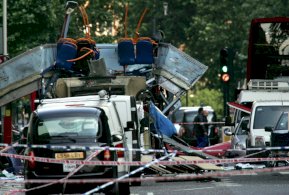 جانب من آثار واحد من تفجيرات لندن الثلاثة العام 2005