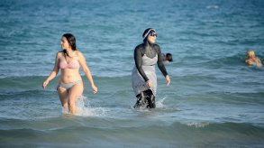 فرنسا: بوركيني المسلمات يهزم أرخميدس على شواطئ الريفيرا
