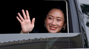 رئيسة وزراء تايلند المقالة لانتهاكها السلوكيات الوظيفية 