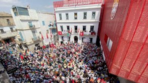 ساحة محمد علي في العاصمة تونس، حيث مقر الاتحاد العام التونسي للشغل، تزدحم بالنقابيين المحتجين على ما وصفوه بالاعتداءات على المنظمة العُمّالية. - Zaid Abbour/BBC