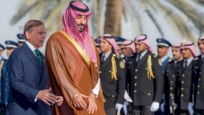 ولي العهد السعودي الأمير محمد بن سلمان يستقبل رئيس الوزراء الباكستاني شهباز شريف في الرياض. 17 سبتمبر 2025 - (واس)