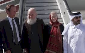 الزوجان البريطانيان المسنان بعد الافراج عنهما رفقة مسؤول قطري والمبعوث البريطاني 