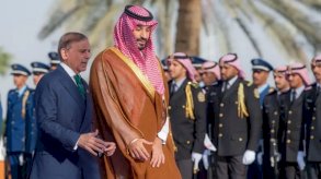 محمد بن سلمان لدى استقبال شهباز شريف في الرياض يوم 17 سبتمبر 2025