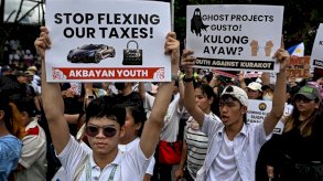 يتظاهر محتجون خلال مسيرة ضد الفساد، بعد الكشف عن مشاريع وهمية للسيطرة على الفيضانات، والتي تُعد من أكبر فضائح الفساد في البلاد منذ عقود، وذلك عند نصب 