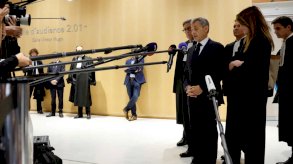 الرئيس الفرنسي السابق نيكولا ساركوزي وإلى جواره زوجته كارلا بروني