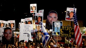 متظاهرون يتجمعون قبل الذكرى السنوية الثانية لحرب غزة في 7 أكتوبر 2023، ويطالبون بالإفراج الفوري عن جميع الرهائن وإنهاء الحرب في غزة، في تل أبيب، إسرائيل، 4 أكتوبر 2025. - Reuters