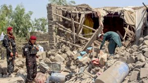 عناصر من طالبان في معاينة لموقع حدودي بين أفغانستان وباكستان