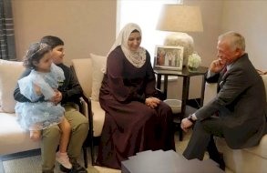 الملك عبدالله الثاني مستقبلا طفلين من غزة وامهما وهما يتعالجان في عمّان