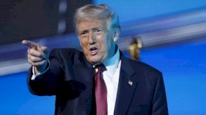 شاهد.. سقط مغشياً عليه بينما كان واقفاً خلف ترامب!