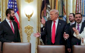 شاهد.. ترامب يعطر الشرع ويسأله