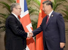 صورة أرشيفية للقاء سابق بين رئيس الوزراء البريطاني والزعيم الصيني 