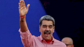 الرئيس مادورو يلوح لأنصاره في كاراكاس. 15 نوفمبر/تشرين الثاني 2025