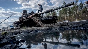 دبابة روسي تقاتل في الأراضي الأوكرانية 