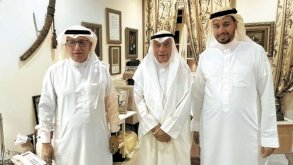 عيسى الشايجي وراشد الحمر في حوار نادر مع عبدالله بشارة.. لقطة توثق لحظة استثنائية جمعت أول أمين عام لمجلس التعاون الخليجي مع المحاورَين عيسى الشايجي وراشد الحمر، خلال جلسة مكاشفة سياسية عميقة في «الأيام».