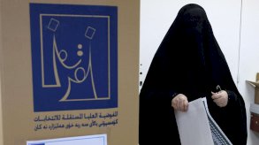 امرأة تدلي بصوتها في مركز اقتراع خلال الانتخابات البرلمانية في بغداد - Reuters