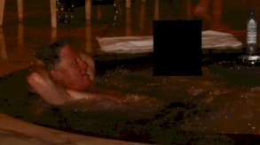 كلينتون عارياً.. هل كان مهووساً بممارسة الجنس مع المراهقات؟