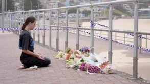 امرأة أمام شاطئ بونداي في سيدني- 