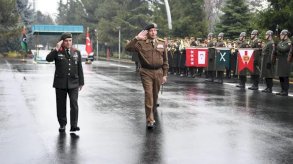 رئيس الأركان التركي سلجوق بيرقدار أوغلو مع رئيس أركان الجيش التابع لحكومة الوحدة الوطنية الليبية محمد الحداد (يمين) في أنقرة، في 23 ديسمبر/كانون الأول 2025