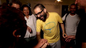 الناشط علاء عبدالفتاح مصافحا أفراد أسرته في لندن