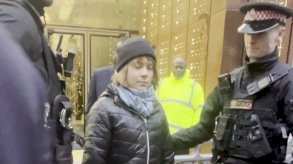 الناشطة المناخية غريتا ثونبرغ بين شرطيين بريطانيين قيد الاعتقال