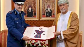 نائب رئيس الوزراء لشؤون الدفاع العماني شهاب بن طارق آل سعيد يهدي وسام عُمان العسكري من الدرجة الثانية لقائد القوات الجوية السعودية، الفريق الركن تركي بن بندر