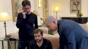 يسرائيل أينهورن (يسار) وجوناتان أوريتش (وسط) مع رئيس الوزراء بنيامين نتانياهو في عام 2019