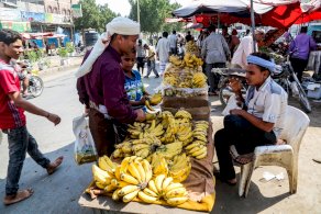 أكشاك بيع متنوعة في أحد أسواق مدينة الحديدة على الساحل الغربي لليمن، بتاريخ 14 كانون الأول (ديسمبر) 2018