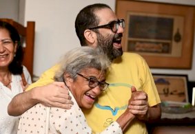 الناشط والمدوّن البريطاني المصري علاء عبد الفتاح ووالدته ليلى سويف